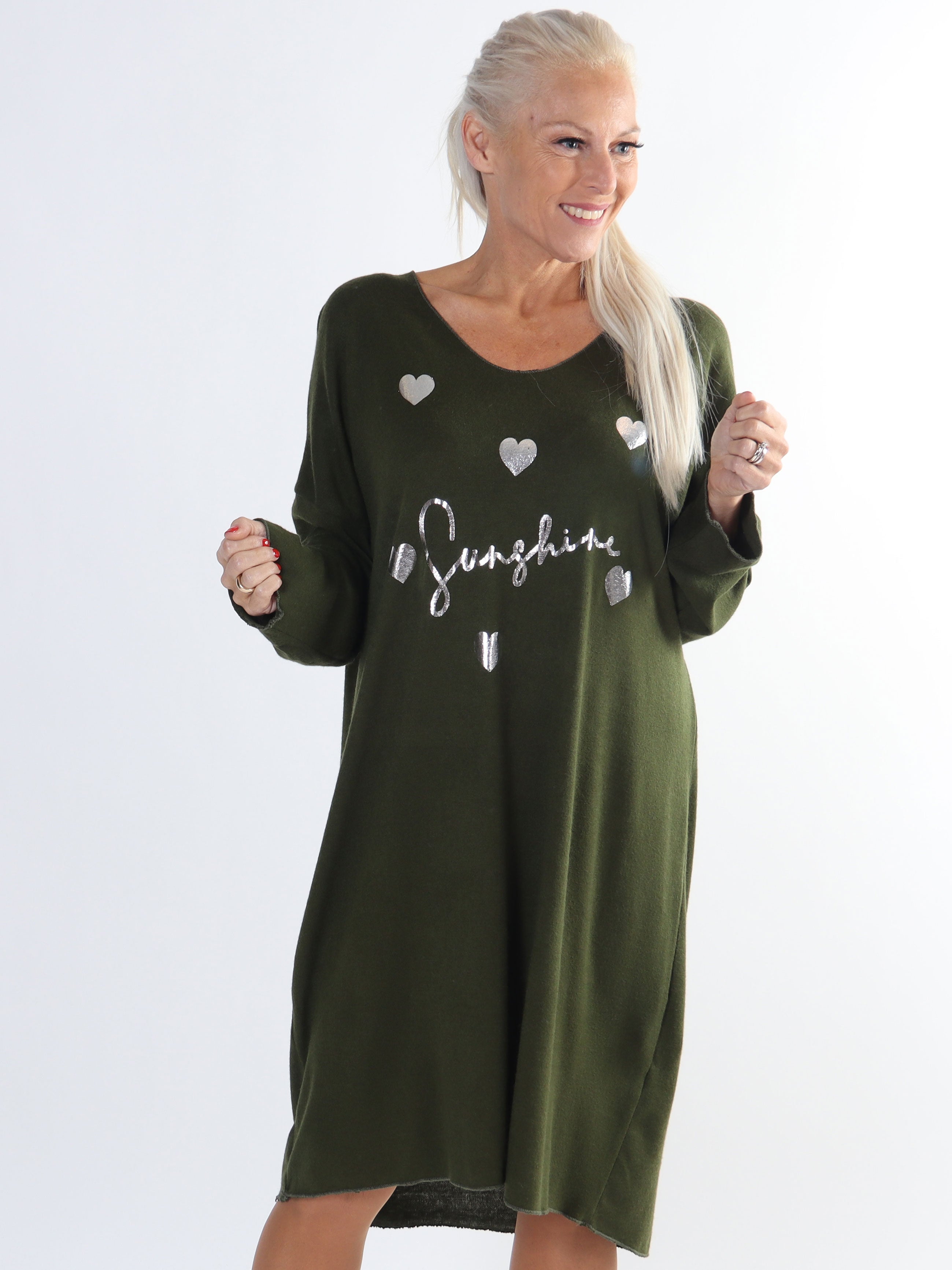 Lucia - Plus size kjole i viskose med print af sølv hjerter og skrift